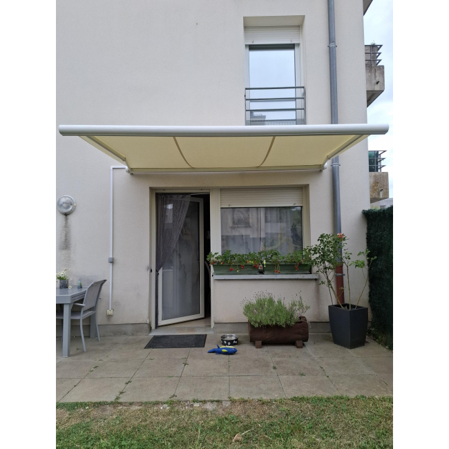 Tenda da sole cassonetto integrale VESTA - Colore Telaio - RAL9010 Bianco - Colore tela 004B Beige Chiaro - 250gr